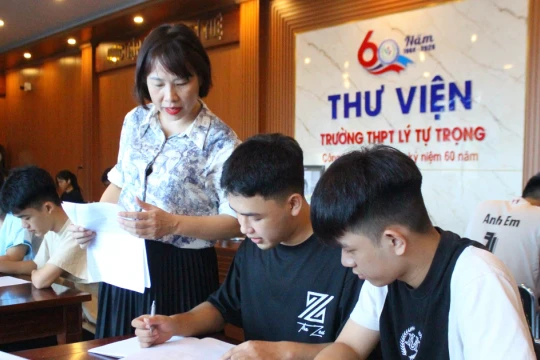 Mở thư viện xuyên tối tiếp sức học sinh mùa ôn thi
