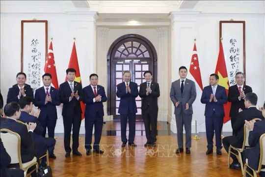 Tổng Bí thư, Chủ tịch nước Tô Lâm và Thủ tướng Singapore chứng kiến lễ trao văn kiện hợp tác giữa hai nước