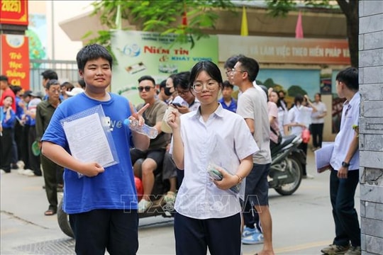 Khoảng 125.000 thí sinh Hà Nội đến các điểm thi làm thủ tục dự thi vào lớp 10
