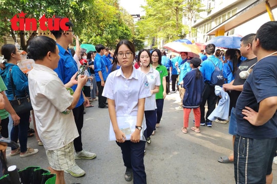 Thi lớp 10 Hà Nội: Vẫn có thí sinh mang điện thoại vào phòng thi