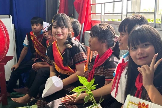 Phần quà "đặc biệt" trong lễ bế giảng của học trò vùng cao