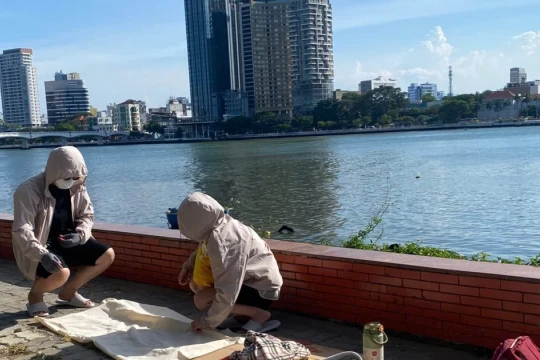 Người dân đổ về hai bờ sông Hàn xem khai mạc Lễ hội pháo hoa quốc tế Đà Nẵng
