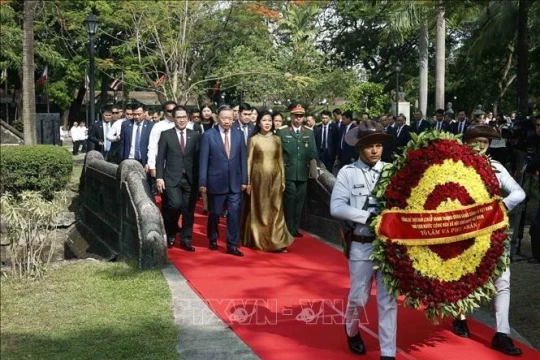 Tổng Bí thư, Chủ tịch nước Tô Lâm dâng hoa tại Tượng đài Chủ tịch Hồ Chí Minh ở Philippines