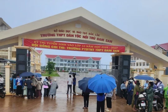 Hơn 3.300 thí sinh 'đội mưa' làm thủ tục dự thi vào lớp 10 tại Đắk Lắk