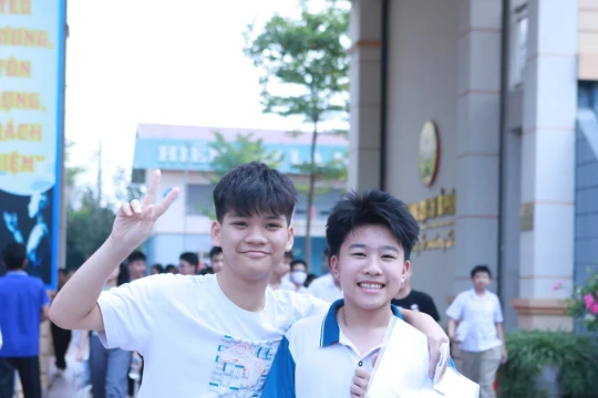 Sĩ tử Hà Nội thở phào nhẹ nhõm hoàn tất Kỳ thi vào lớp 10