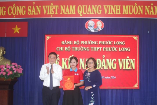 Nữ sinh lớp 12 xúc động khi được kết nạp Đảng trước kỳ thi tốt nghiệp