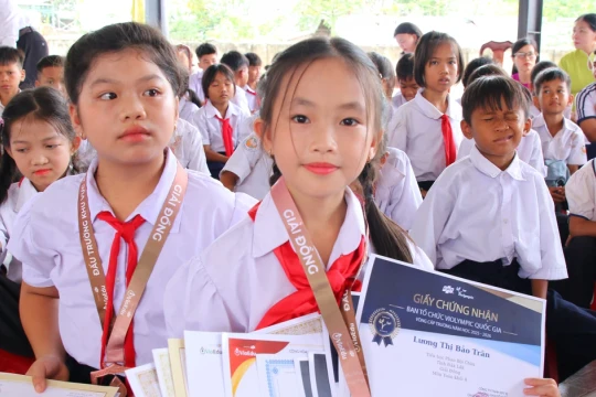 Vừa trông em vừa học, cô học trò lớp 4 người Thái vẫn giành 12 giải thưởng