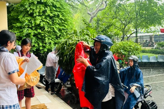 Thí sinh TPHCM đội mưa đến điểm thi từ sớm, quyết tâm chinh phục môn Ngoại ngữ