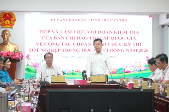 Thứ trưởng Lê Quân kiểm tra công tác chuẩn bị thi tốt nghiệp THPT tại Cần Thơ