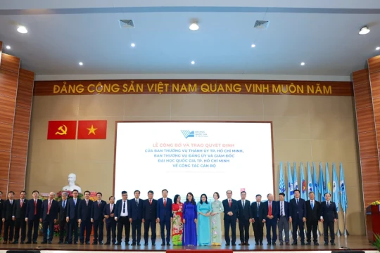 Đại học Quốc gia TPHCM trao quyết định loạt nhân sự Hiệu trưởng, Phó Hiệu trưởng