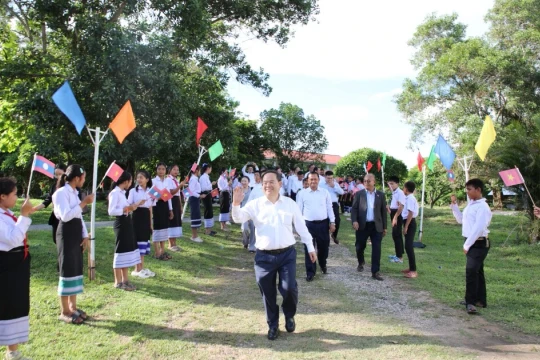 Bí thư Tỉnh ủy Quảng Ninh thăm Trường Dân tộc nội trú tỉnh Xay Nhạ Bu Ly (Lào)