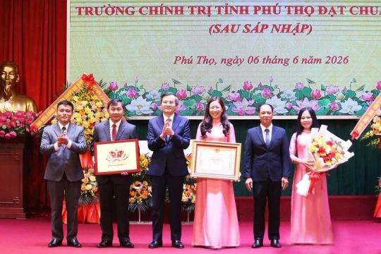 Trường Chính trị Phú Thọ đón Bằng công nhận đạt chuẩn mức 1