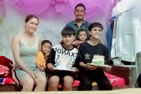 Cậu bé khiếm thị hát giữa lễ tốt nghiệp, phản ứng của học sinh gây xúc động