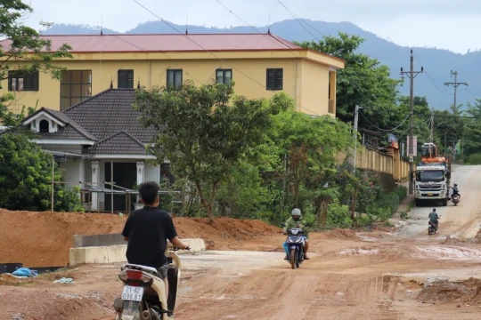 Người dân khốn khổ vì dự án chống ngập đào lên rồi... bỏ đó