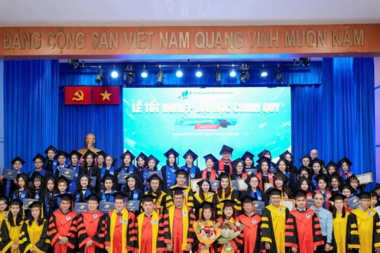 Trường Đại học Mở TPHCM trao bằng tốt nghiệp cho 779 tân khoa