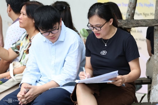 Hơn 5.100 thí sinh 'chạy nước rút' trong kỳ thi lớp 10 chuyên cuối cùng ở Hà Nội