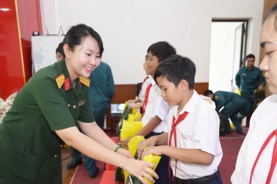Lan tỏa yêu thương đến học sinh nghèo vùng hải đảo Kiên Hải