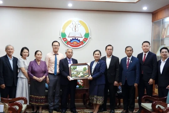 Trường Đại học Cửu Long và Lào tăng cường đào tạo, phát triển nguồn nhân lực