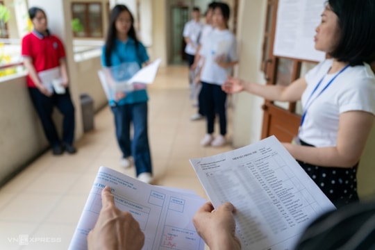 Thí sinh dùng AI giải đề trong phòng thi lớp 10 ở Hà Nội