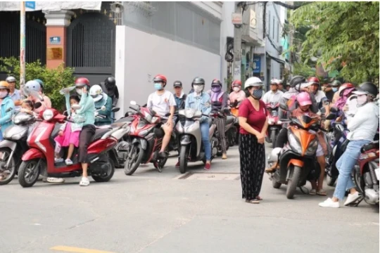 Tản mạn: Mẹ và cánh cổng trường thi