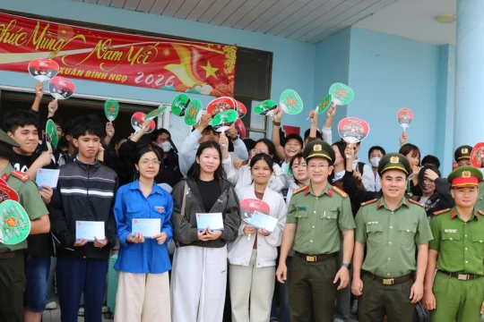 Tiếp sức học sinh đặc khu Kiên Hải vượt biển vào đất liền thi tốt nghiệp THPT