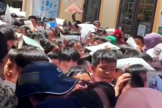 Thí sinh, phụ huynh "nêm chặt" trước cổng trường sau buổi thi vào lớp 6