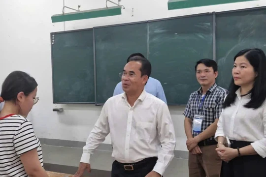 Phó Chủ tịch TP Đà Nẵng chúc thí sinh tự tin và nỗ lực làm bài thi