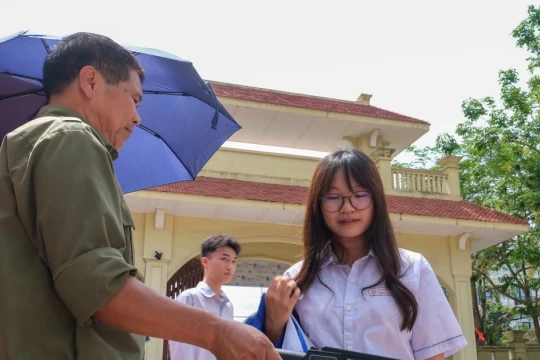 Bắc Ninh sử dụng máy quét cầm tay để hỗ trợ kiểm soát thí sinh vào phòng thi