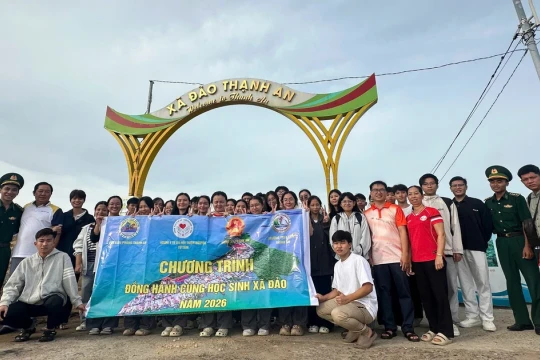 Học sinh xã đảo vượt biển vào đất liền dự thi tốt nghiệp THPT