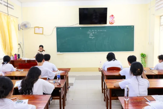 Hành vi sử dụng thiết bị công nghệ cao gian lận trong thi cử sẽ bị xử lý nghiêm