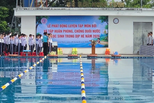 Học sinh Trường Lý Tự Trọng hưởng ứng phong trào học bơi, rèn kỹ năng an toàn dịp hè