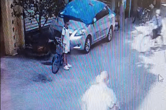 Hà Nội: Nam sinh lớp 5 cầm xấp 500.000 đồng đứng chờ ở đường, hé lộ chuyện phía sau