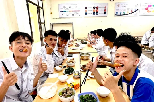Bữa cơm yêu thương tiếp sức sĩ tử Hưng Yên