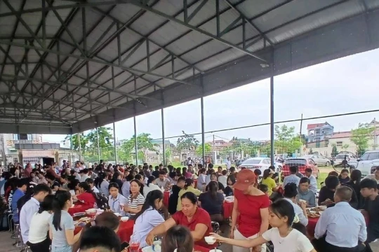 Hơn 300 suất ăn miễn phí tiếp sức sĩ tử thôn Đông Lâu 'vượt vũ môn'