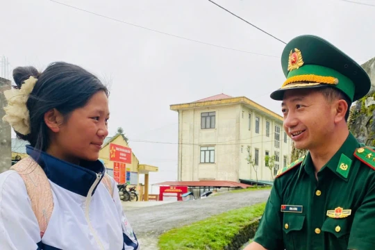 Những người lính quân hàm xanh tiếp thêm niềm tin cho sĩ tử vùng cao
