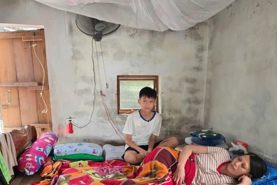 Ứa nước mắt câu khích lệ "mẹ ơi cố lên" của cậu bé lớp 6 chăm mẹ liệt giường