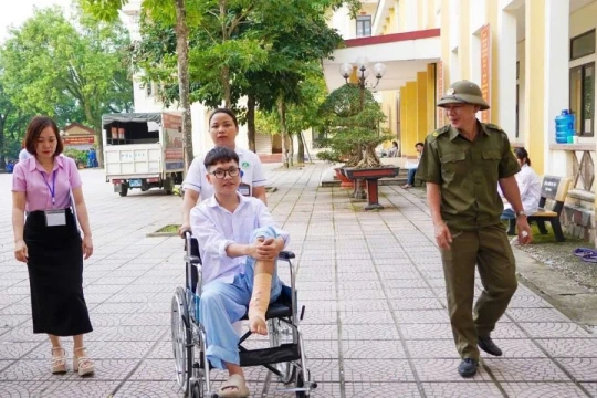 Vượt cơn đau sau phẫu thuật, nam sinh Phú Thọ quyết không lỡ hẹn với Kỳ thi tốt nghiệp THPT