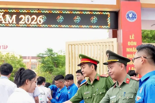 Ấm lòng những suất cơm miễn phí tiếp sức sĩ tử vùng cao Nghệ An