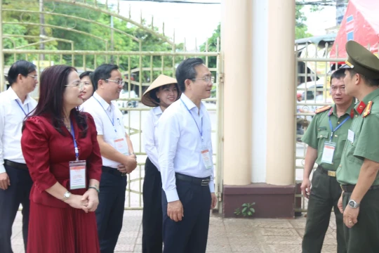Phó Chủ tịch UBND tỉnh Quảng Trị kiểm tra, động viên lực lượng làm nhiệm vụ thi