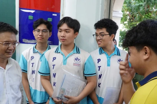 Phó Chủ tịch UBND TPHCM động viên thí sinh trước giờ thi tốt nghiệp