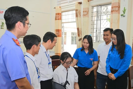 'Đôi tay' đặc biệt viết tiếp giấc mơ đại học cho nữ sinh tại Cà Mau