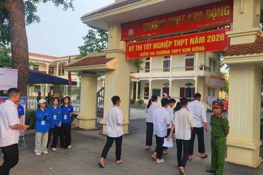 Thí sinh bước vào thi môn Ngữ văn của kỳ thi tốt nghiệp THPT