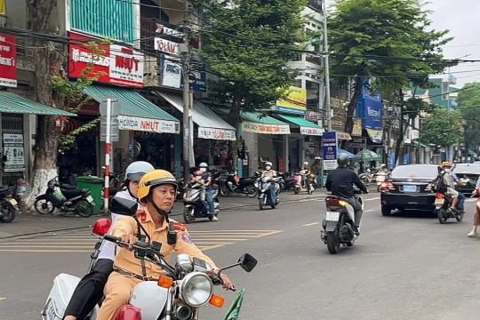 Chạy đua với thời gian, CSGT Quảng Ngãi giúp nữ sinh không lỡ Kỳ thi tốt nghiệp