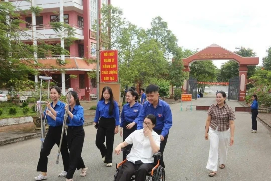 Nữ sinh ở Quảng Trị vừa phẫu thuật vẫn nén đau đến trường dự thi