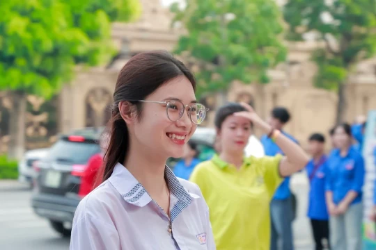 Thí sinh đến trường thi với sự cổ vũ nhiệt tình của tình nguyện viên