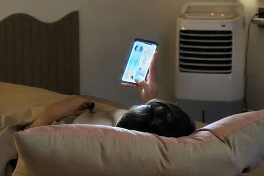 Cơ thể kiệt sức, ngón tay vẫn vuốt màn hình đến rạng sáng
