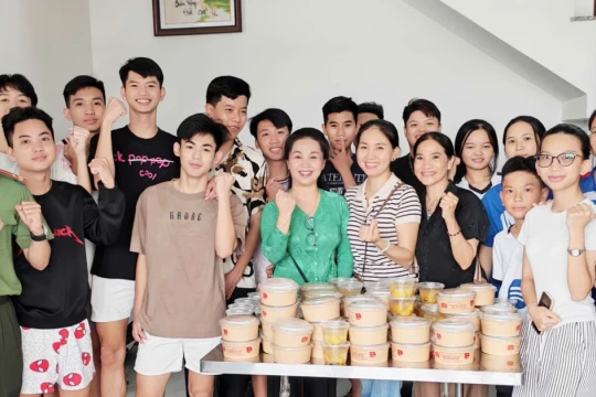 Cô giáo đồng hành cùng học trò vùng biển đảo vượt vũ môn
