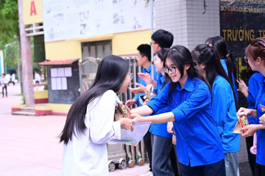 Sắc xanh tình nguyện lan tỏa yêu thương nơi trường thi
