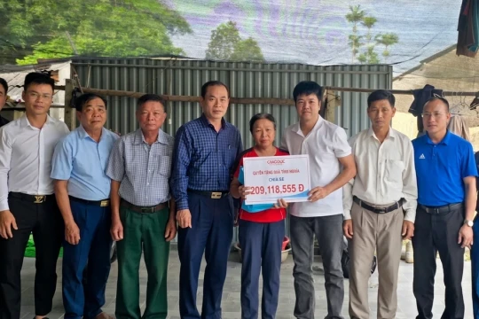 Người phụ nữ 'không còn nước mắt để khóc" tiếp nhận số tiền 209 triệu đồng