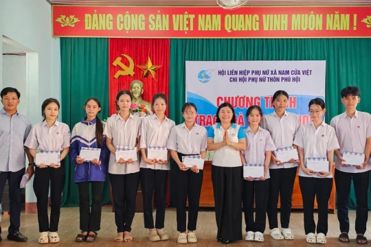 Trao quà khuyến học, nâng bước tương lai cho học sinh vùng biển Quảng Trị